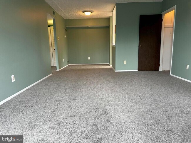 Building Photo - 5200-206 HILLTOP Dr