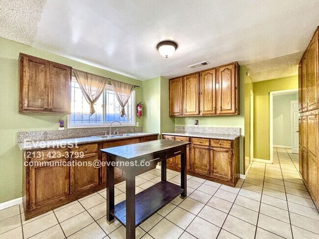 Building Photo - Charming 3-Bedroom Home with Fenced Yard a...