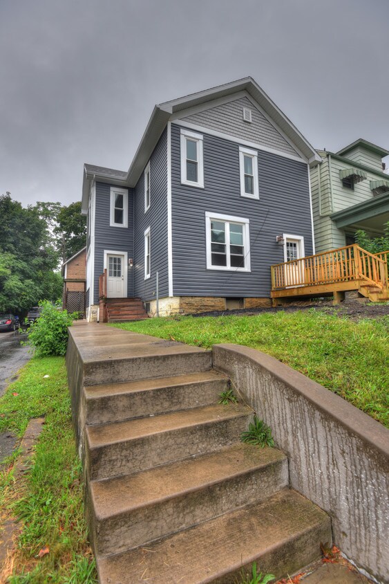 Primary Photo - 325 E Main St