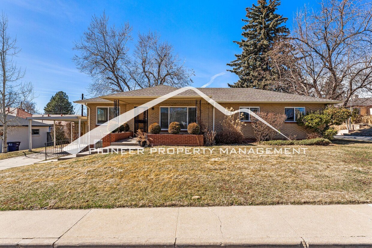 Foto principal - Gorgeous Home with Washer/Dryer and Fenced...