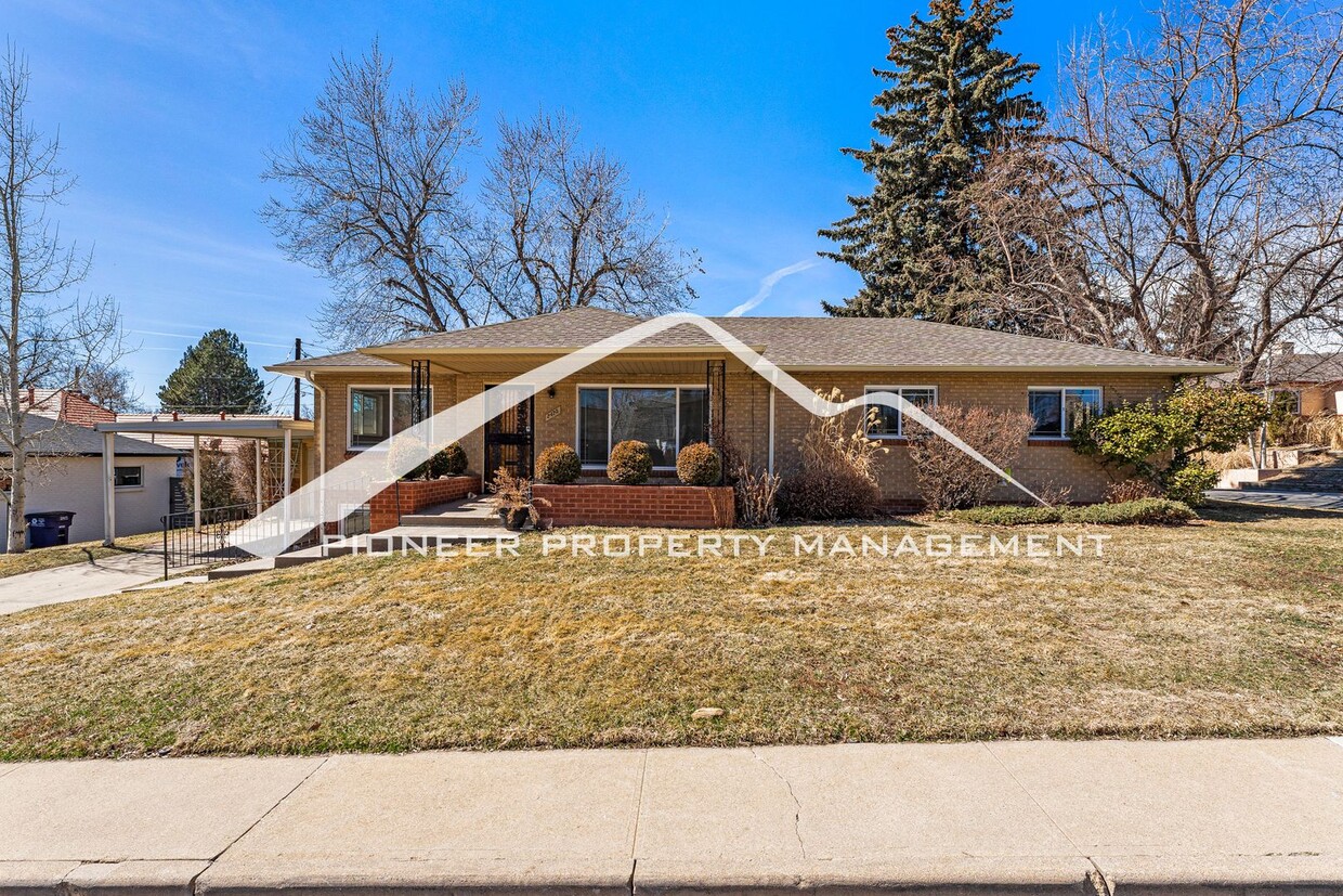 Primary Photo - Gorgeous Home with Washer/Dryer and Fenced...