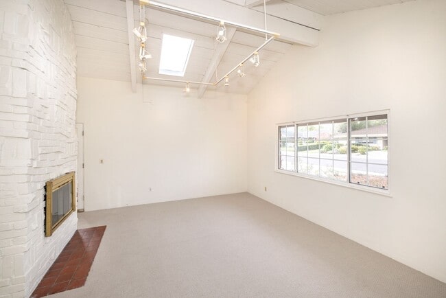 Foto del edificio - Charming 3 Bed, 2 Bath Single Story Home - Available Short Term!