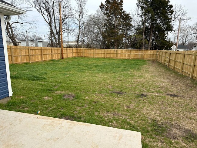 Foto del edificio - New build, 3 bed/2 bath, stainless steel appliances, two car garage, fenced in back yard!!!!