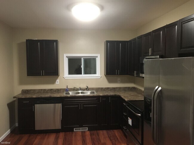 Foto del edificio - 3 br, 1 bath House - 460 Fayette Street