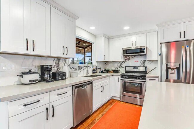 Foto del edificio - Exceptional 4 bedroom Renton Home - Furnis...