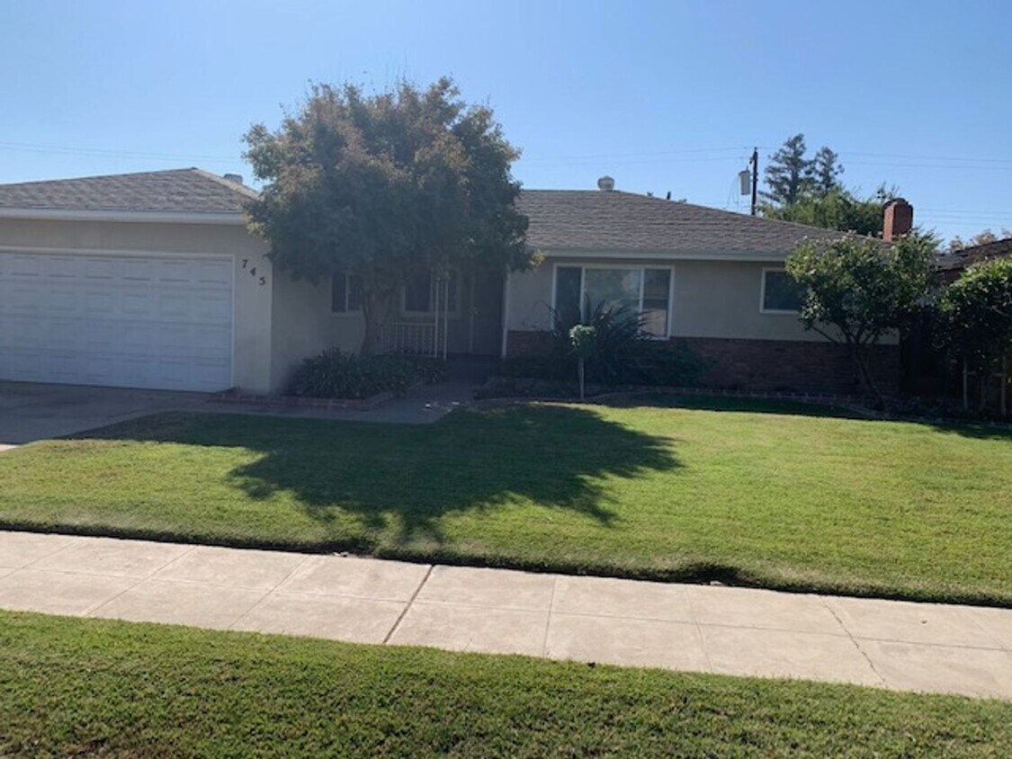 Primary Photo - Fresno Home Available for Lease