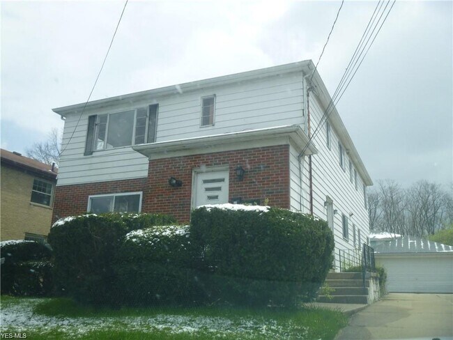 Building Photo - 527 Treeside Dr