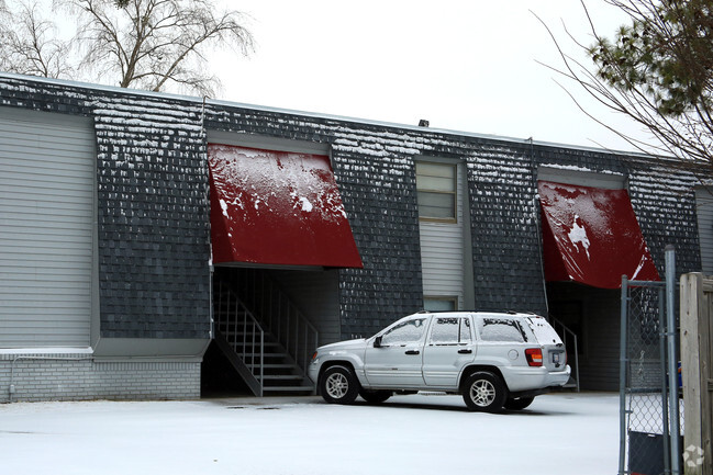 Building Photo - Silver Oaks Apartments