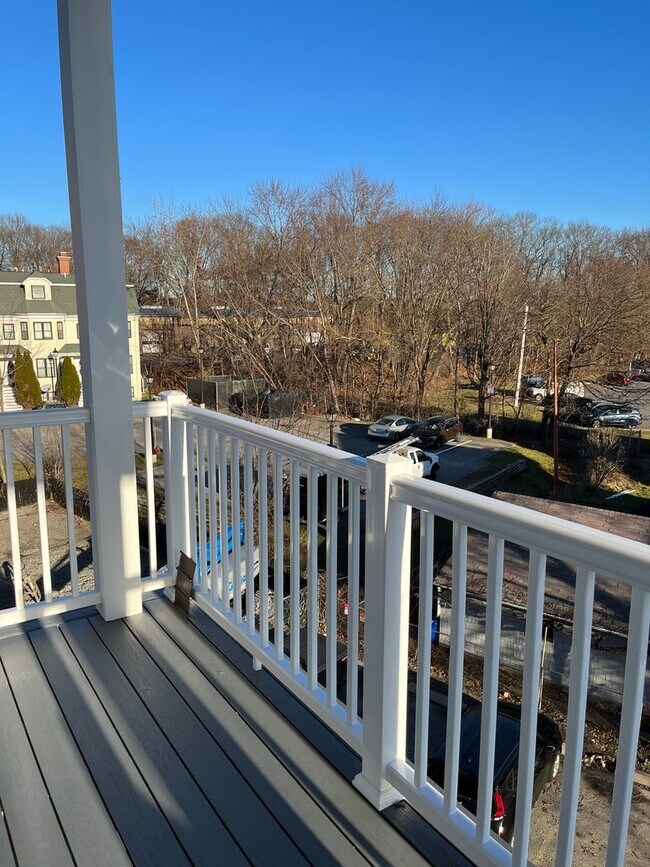 Foto del edificio - Sunny, Recently Refinished, One Bedroom Ap...