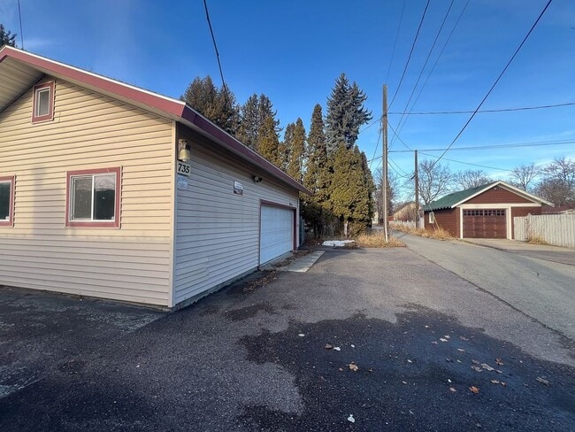 Building Photo - 735 S Main St