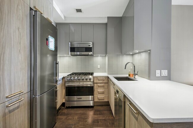Building Photo - STUNNING, RENOVATED, LG 1 BED W/ BALCONY