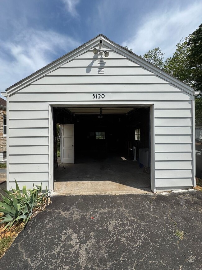 Building Photo - Unique and pristine home for rent in Cave Spring! 2BR 1.5 Bath