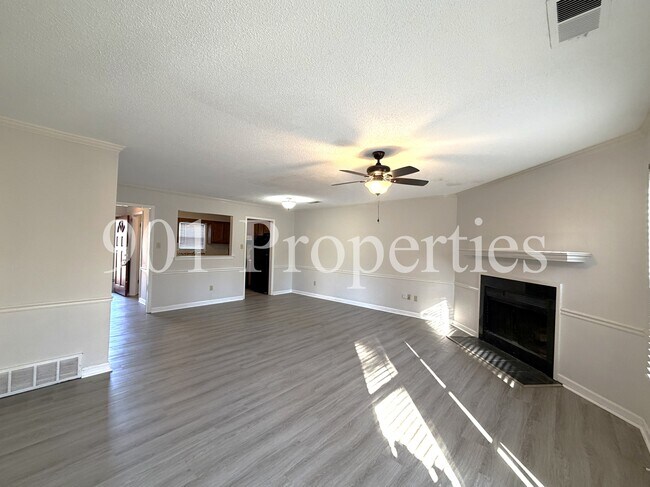 Building Photo - 383 Harts Way Dr