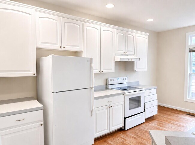 Foto del edificio - Elegant 3-Level Brick Front Townhome with 3 Bedrooms, 2.5 Baths & 1-Car Garage in South Riding