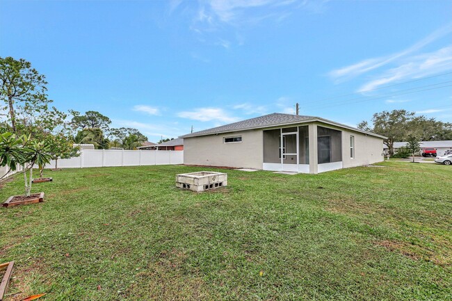 Building Photo - 577 NW Floresta Dr