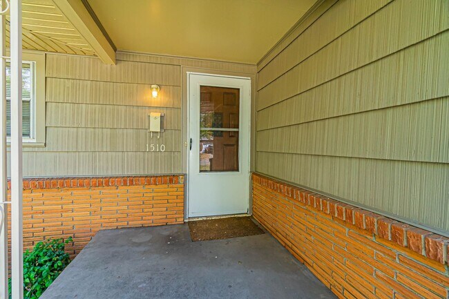 Foto del edificio - Three Bedroom Home in tree filled neighborhood! Lawn care included!
