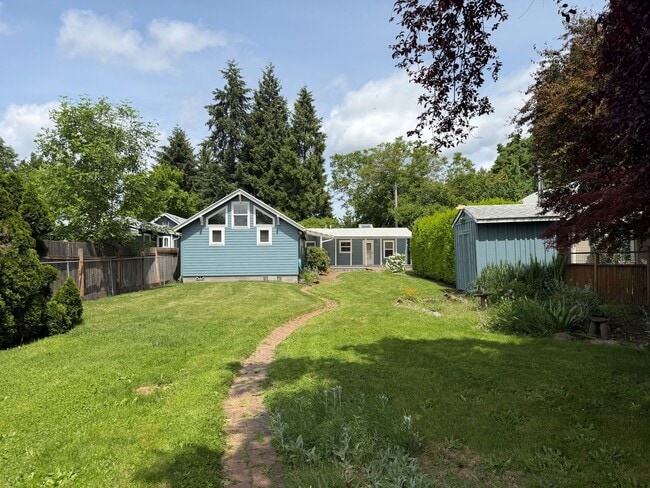 Building Photo - Luxury 1 bedroom 1 bath duplex in a great neighborhood!