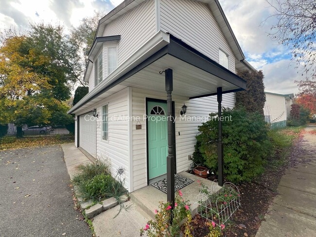 Building Photo - 3 bed, 2 bath house