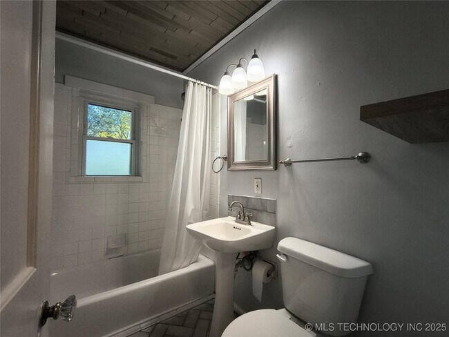 Foto del edificio - 3530 E 23rd St