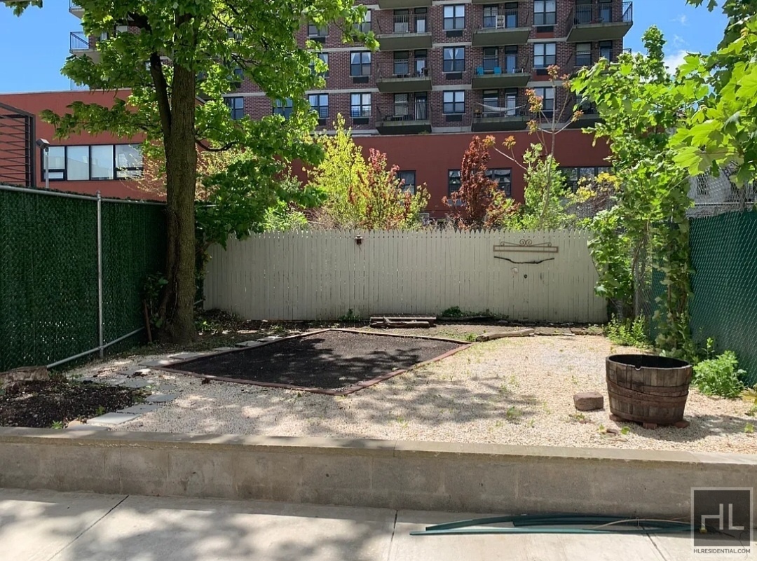 Primary Photo - 874 BERGEN STREET