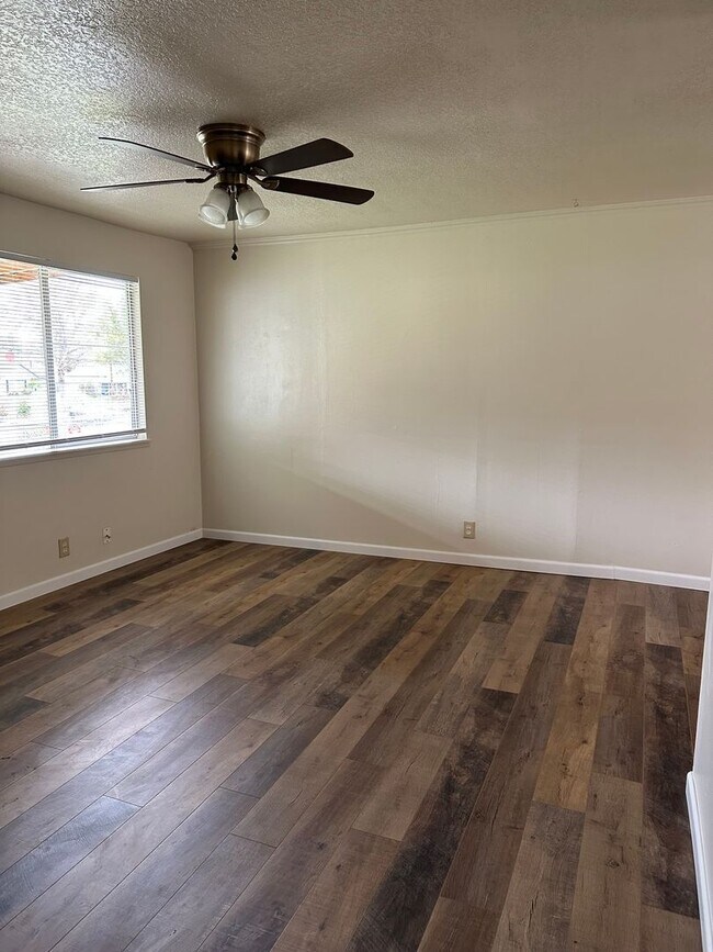 Foto del edificio - 2 bedroom 1 bath Roseburg duplex off Harvard