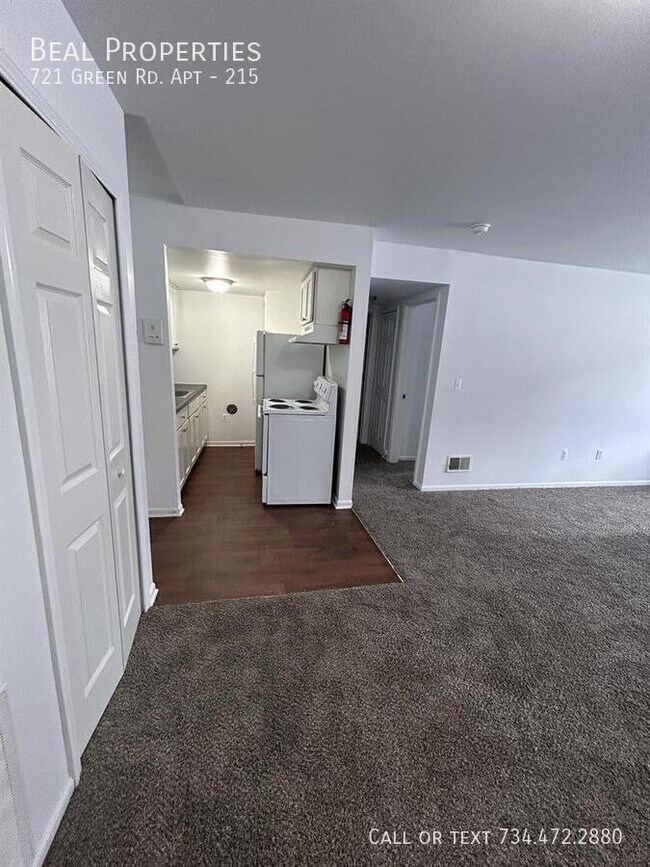 Building Photo - 721 Green Rd