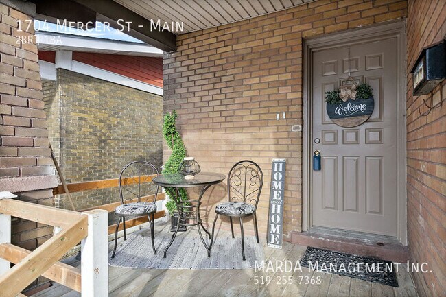 Building Photo - CHARMING 2BED/1BATH MAIN FLOOR IN CENTRAL ...