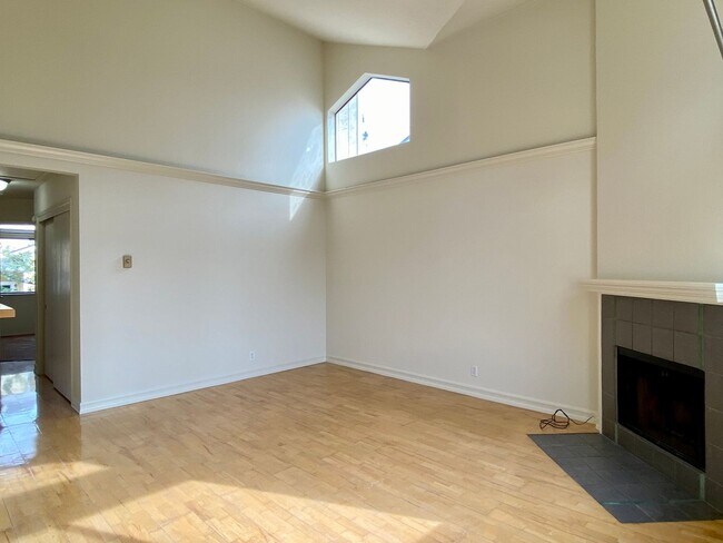 Foto del edificio - All-New Flooring - 2 Parking Spaces, Indoo...
