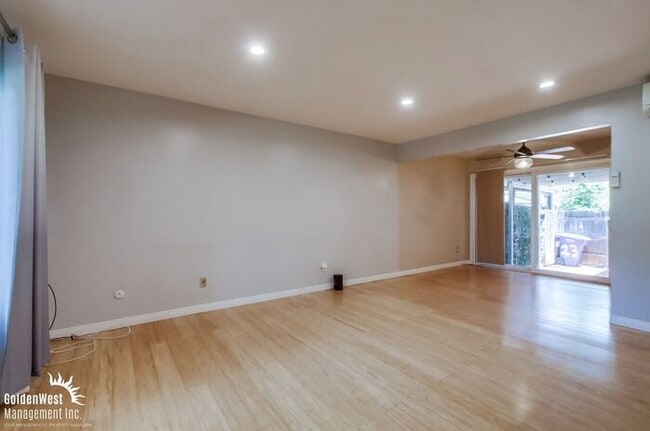 Building Photo - Cozy 2Bdm 1.5Ba Townhome with Modern Upgra...