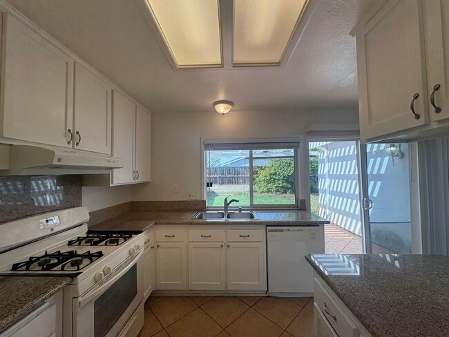 Building Photo - Nice 4B/2BA w/ Attached Garage & Fenced Yard