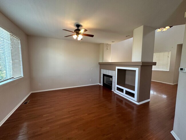 Foto del edificio - 5 Bed 4 Bath Home in Springs Ranch!!!