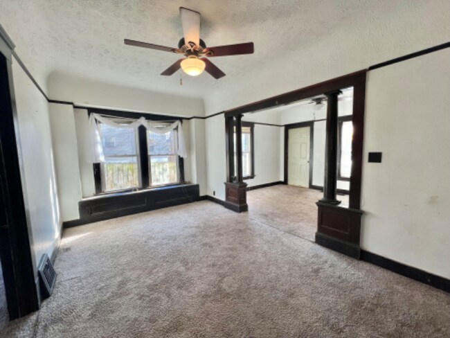 Foto del edificio - 9512 Laird Ave