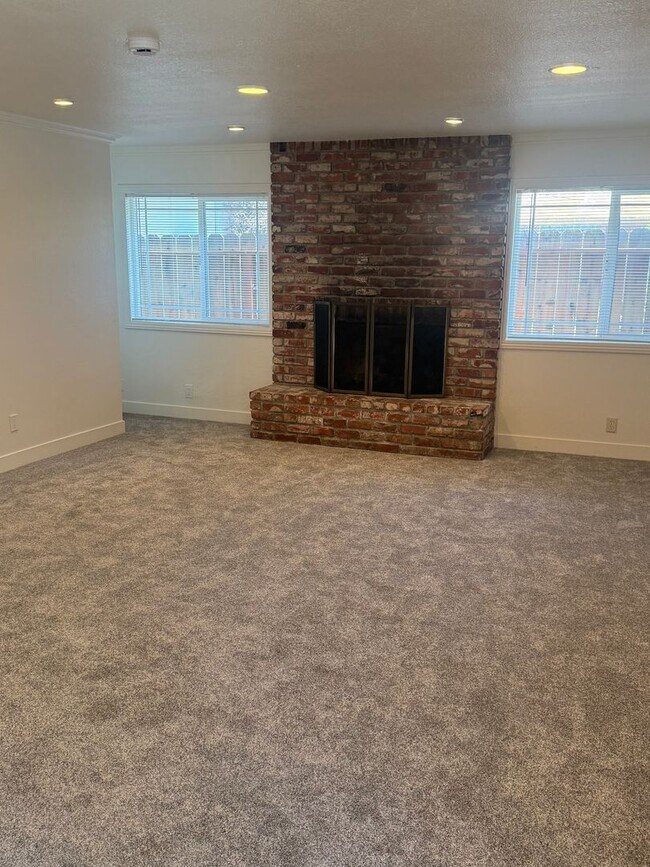 Foto del edificio - Fully Remodeled 3 Bed / 2.5 Bath Home in Hayward's Cherryland Neighborhood