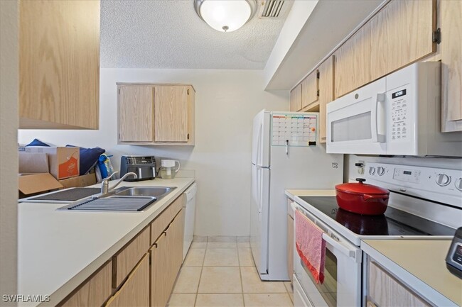 Building Photo - 5276 Cedarbend Dr