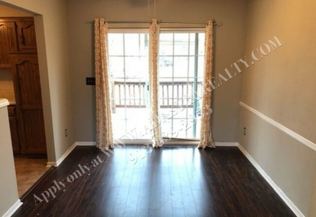 Building Photo - Nice 3 Bed 2 Bath Duplex in KCMO-Available...