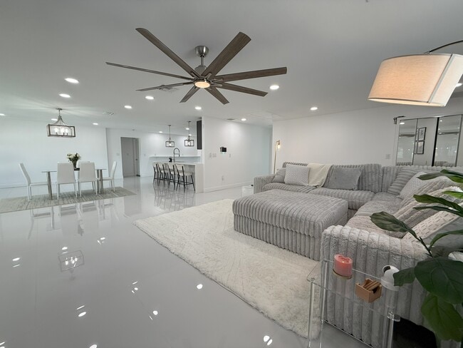 Foto del edificio - 2641 Miranda Way S