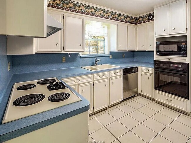 Foto del edificio - Bryan - 5 bedrooms / 3 bath / Carport / Fe...