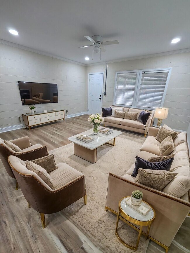 Building Photo - 200 Walnut St W