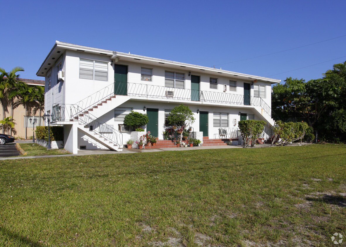 Primary Photo - 215 Menores Ave