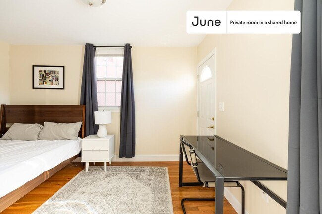 Foto del edificio - Private bedroom in 4 bed/1 bath Home