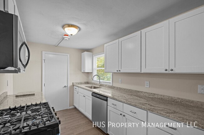 Building Photo - Newly Renovated Townhouse Style Unit
