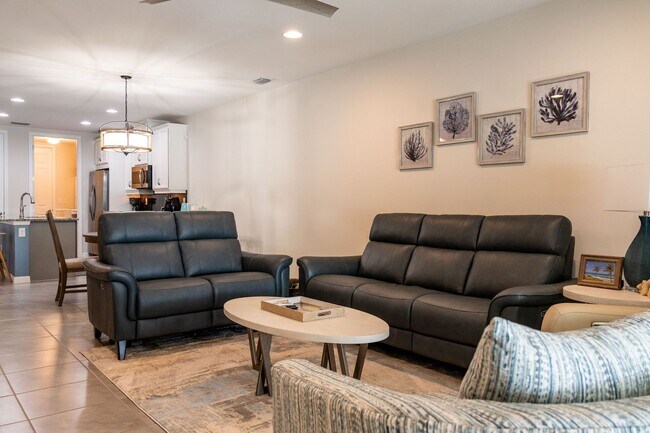 Foto del edificio - **SEASONAL RENTAL IN NAPLES RESERVE**LAKE FRONT**FULLY FURNISHED**OPEN TO AN ANNUAL LEASE**