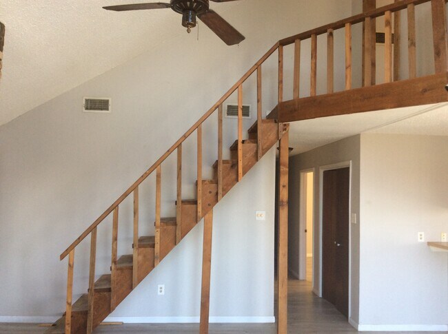Escaleras al altillo - 12421 Green Ridge Dr