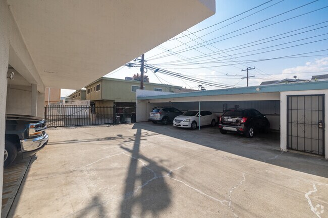 Aparcamiento - 912 E. La Palma Dr.