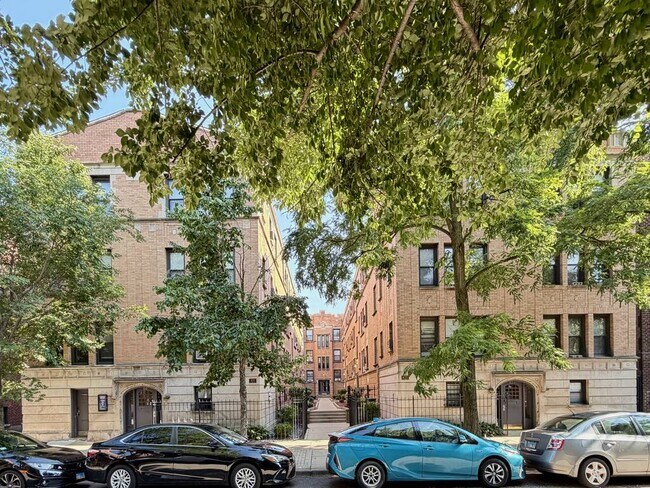 Building Photo - 838 W Cornelia Ave