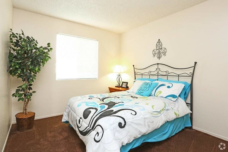 Foto principal - 4824 W Douglas Ave