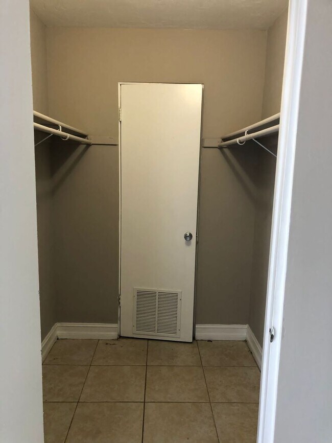 Building Photo - READY TO MOVE IN!!! FAST APPROVAL!