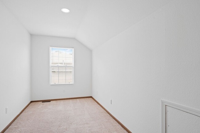 Building Photo - Spacious 4-Bedroom Duplex in Valley View G...