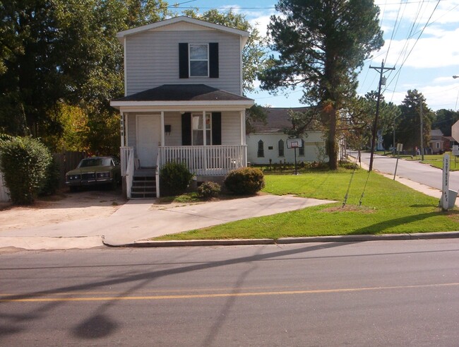 Building Photo - Cozy Home with a Great Location In Town