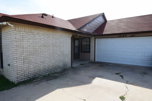 Building Photo - 1909 Kingwood Dr